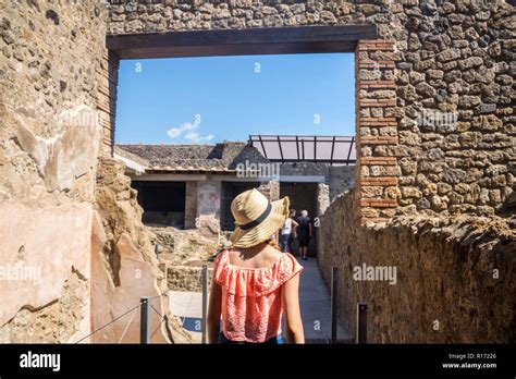 Exploring Pompeii Fotos Und Bildmaterial In Hoher Aufl Sung Alamy