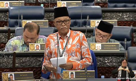 Langkawi MP Apologises Over Wearing Nothing Invite