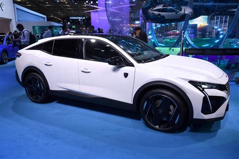 Peugeot 408, el león más elegante se estrena en París