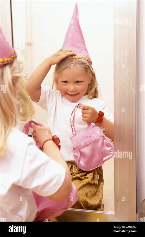 Petite Fille S Habiller Comme Une Princesse Devant Le Miroir Photo