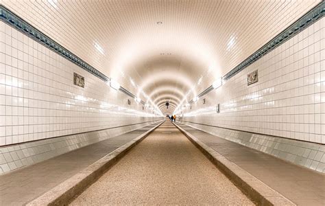 Mit Kindern Durch Den Alten Elbtunnel In Hamburg WAMAWIMO