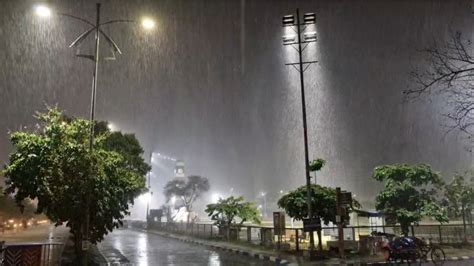 Rain In Kolkata এল বৃষ্টি ঝেঁপে অক্ষরে অক্ষরে মিলল পূর্বাভাস কলকাতা