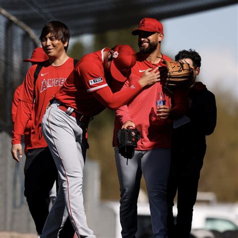 What Pros Wear Shohei Ohtani Wearing New Balance Glove With New