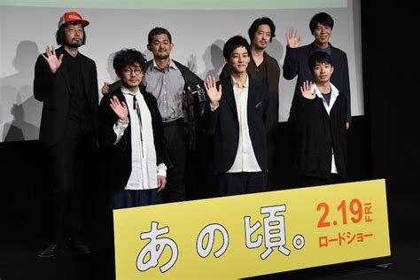 「あの頃。」完成披露報告会にて、前列左から山中崇、松坂桃李、仲野太賀。後列左から今泉力哉、芹澤興人、若葉竜也、コカドケンタロウ。 松坂桃李