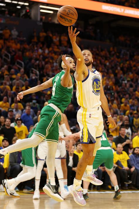 Crushed In The Fourth Quarter Warriors Drop Game 1 Of The Finals To Celtics