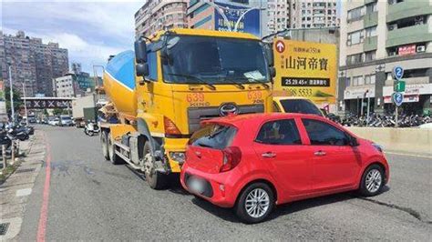 驚險！淡水8旬翁遭混凝土車追撞 恐怖瞬間引網友熱議 三立新聞網 Line Today