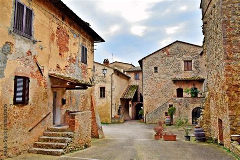 Antico Borgo Toscano Di Abbadia A Isola Nel Comune Di Monteriggioni