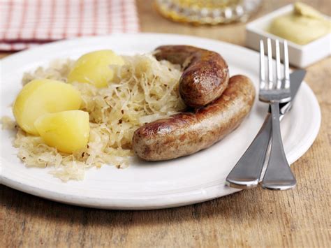 Bratwurst Mit Sauerkraut Und Salzkartofflen Rezept Eat Smarter