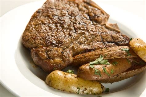 Saftiges Steak Und Kartoffeln Stockbild Bild Von Gegrillt