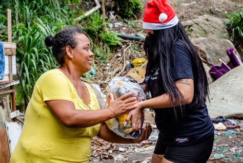 Por Um Natal Melhor A O De Ong Do Complexo Do Alem O Distribui