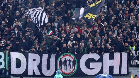 Juventus Arrestati 12 Capi Ultras Per Estorsione E Violenza Il Club