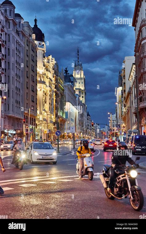 Vista De La Calle Gran Via En Madrid España Por La Noche Fotografía De