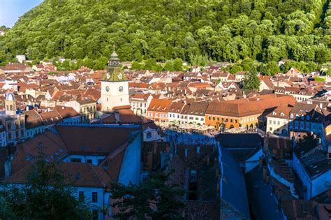 Brasov Rumania La Iglesia Negra Y La Monta A De Tampa Foto Premium