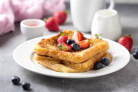 Tostada Francesa Con Las Bayas Ar Ndanos Fresas Y Salsa Postre