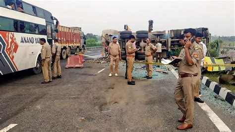 Lucknow Agra Expressway Accident 18 Dead 19 Injured After Bihar Delhi