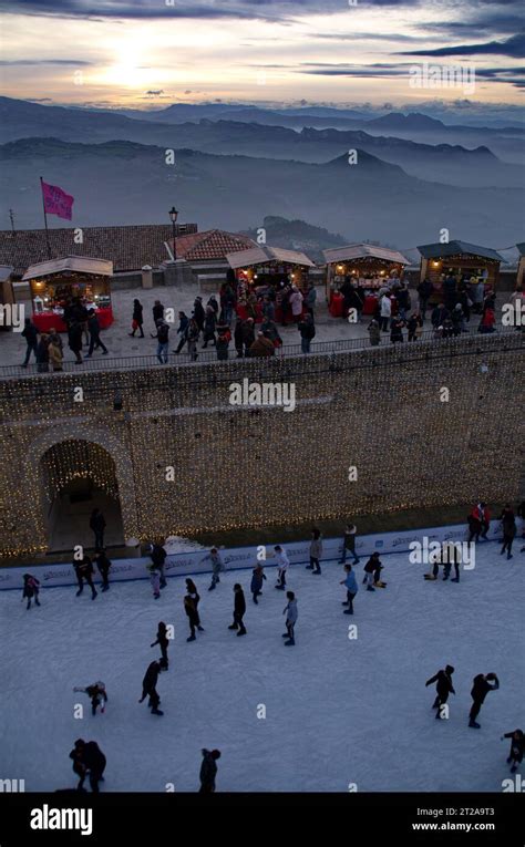 Atmosfera Natalizia Per Le Vie Del Centro Storico Di San Marino Stock