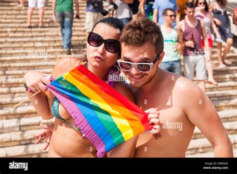 Israël Tel Aviv Gay Pride Gordon Beach en bord de mer quelques fêtards amateurs de parti Arc en