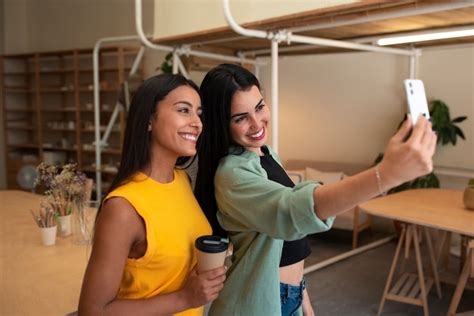 Femmes Arabes à Plan Moyen Prenant Un Selfie Photo Gratuite