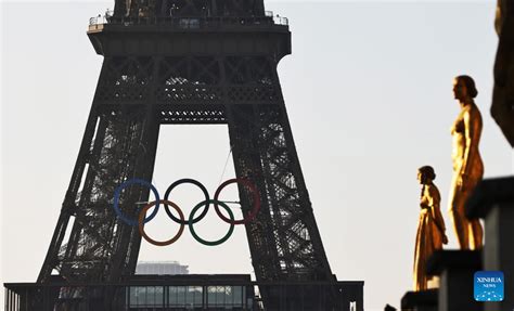 An Is Ol Mpicos S O Instalados Na Torre Eiffel Em Paris Xinhua