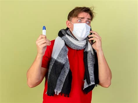 Impressionn Jeune Bel Homme Malade Blonde Portant Un Masque Et Une Charpe Tenant Un