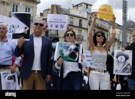 Un Manifestant Assiste à Une Manifestation En Faveur De La Femme Iranienne Mahsa Amini Lors D