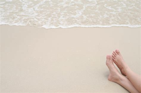 Nahaufnahme Der Nackten F E Eines Mannes Der Nass Am Strand Steht