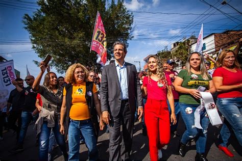 Fernando Haddad Caminha Em Embu Das Artes Ao Lado De Apoiadores O