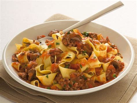 Ricetta Pappardelle al ragù con funghi porcini Donna Moderna