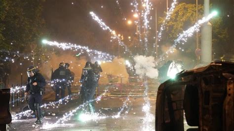 Francia prohíbe la venta de fuegos artificiales para el Día de la