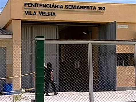 Mulher é presa ao tentar entrar em presídio 15 buchas de maconha