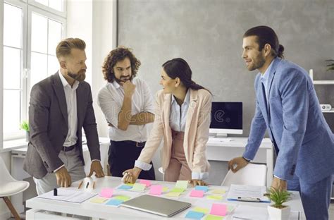 Equipe De Empresários Criativos Que Brainstorming E Discutem Ideias Em