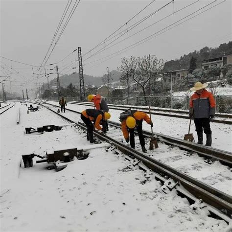 受雨雪冰冻天气影响 今天湖南地区部分旅客列车停运或晚点寒潮大举南下 多地迎初雪车站售票厅