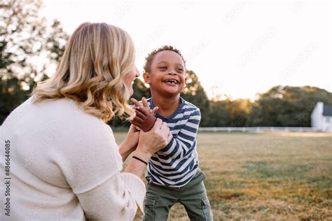 Fotka „mom Clapping With Young Son Who Has Down Syndrome“ Ze Služby