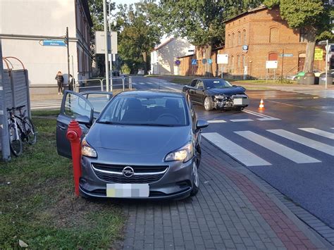 Wypadek w Szczecinku Zderzenie na skrzyżowaniu w centrum zdjęcia