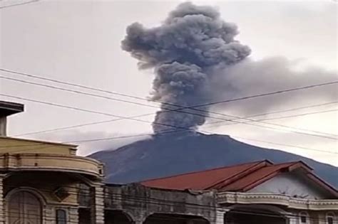 Gunung Kerinci Kembali Erupsi Semburkan Abu Vulkanik Setinggi