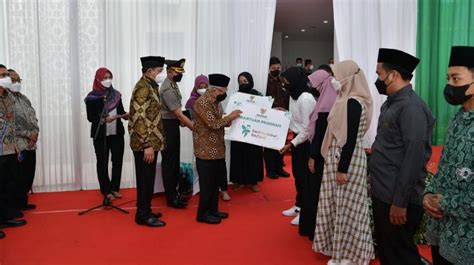 Serahkan Bantuan Santripreneur Di Semarang Wapres Santri Harus Beri