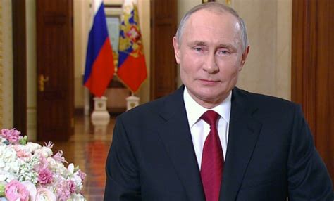 Президент РФ Владимир Путин поздравил женщин с 8 марта - Общество