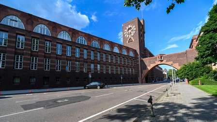 Peter Behrens Bau Frankfurt Von Au En Eine Burg Im Innern Umbautes Licht