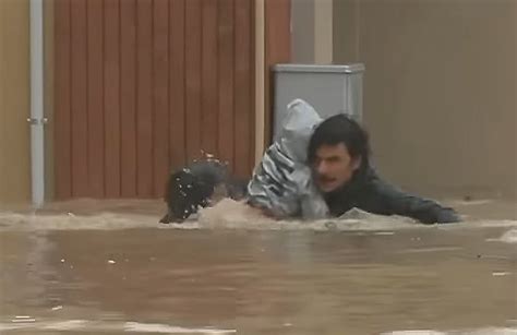 Esondazione Del Fiume Savio A Cesena Salvate A Nuoto Madre E Figlia