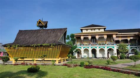 Istana Maimun Wisata Sejarah Hingga Legenda Meriam Puntung