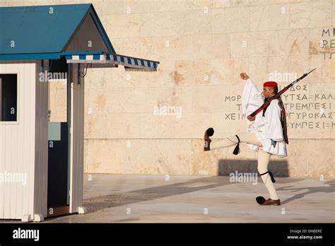 El Cambio De Guardia El Edificio Del Parlamento Syntagmatos Syntagma