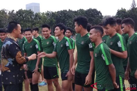 Menpora Pssi Semestinya Berhentikan Liga Demi Timnas Antara News