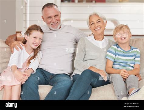 Grands parents petits enfants et être heureux de se détendre et de