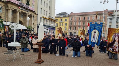 U Zagrebu Se Okupilo 300 Tinjak Molitelja I Devet Prosvjednika U