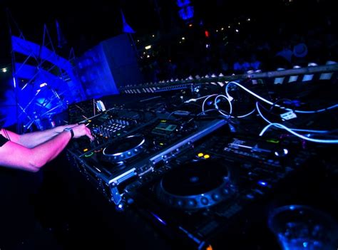 Free Photo Dj Playing Musics In Live Concert Festival