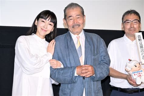 藤竜也、82歳を目前にした舞台挨拶は「贅沢の極み」 娘役の麻生久美子らが祝福 ／2023年8月18日 写真 映画 ニュース