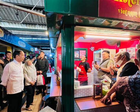 Presiden Jokowi Sambangi Warung Nasi Legendaris Bu