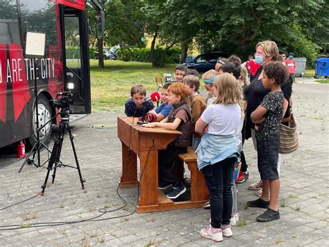 Bruzz Radio Vanop De Speelplaats Van Het Meertalig Atheneum Woluwe