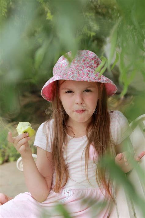 Petite Fille Mangeant La Pomme Verte Image Stock Image Du Herbes