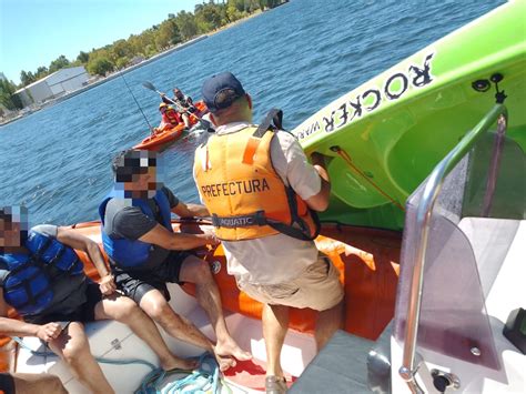 Prefectura Asisti A Dos Kayakistas En Neuqu N Argentina Gob Ar